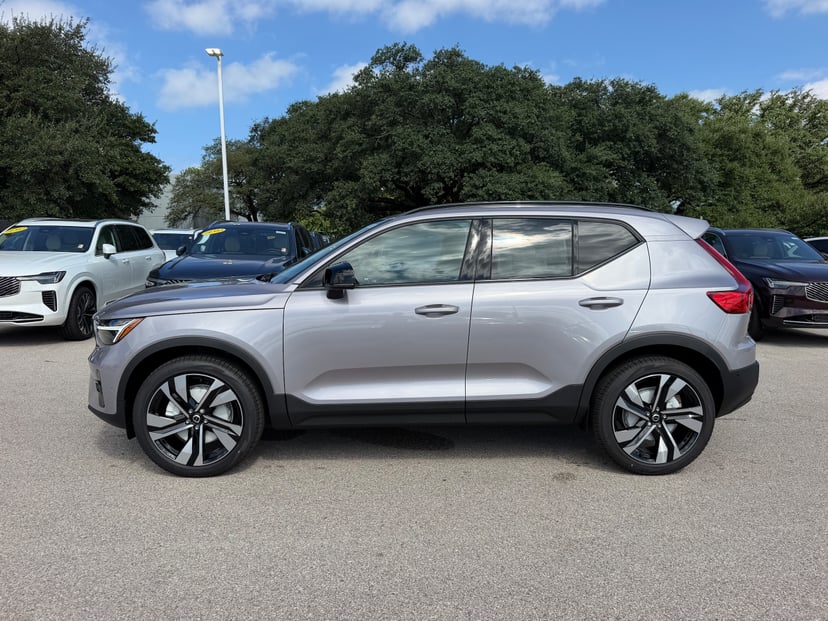 2026 Volvo XC40 - Image 2