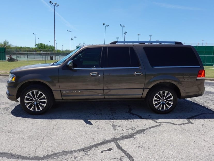2016 Lincoln Navigator L - Image 2