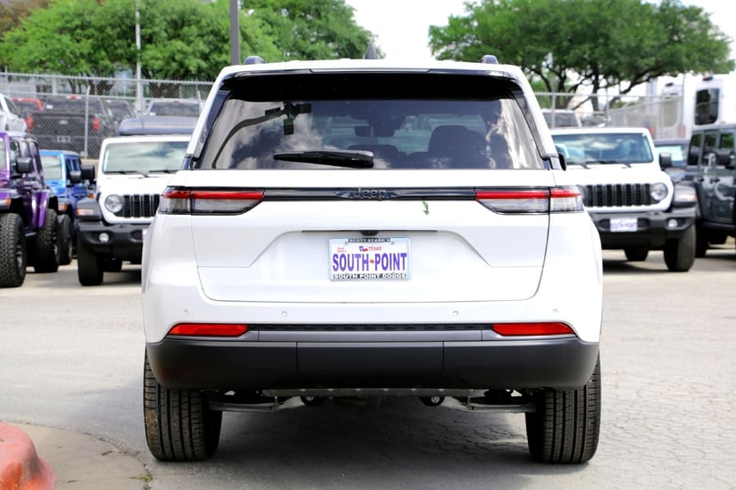 2026 Jeep Grand Cherokee - Image 3