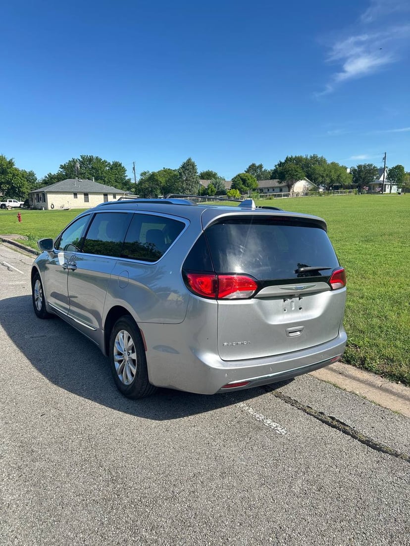 2018 Dodge Pacifica - Image 2