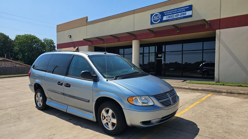 2005 Dodge Caravan Grand Caravan - Image 1