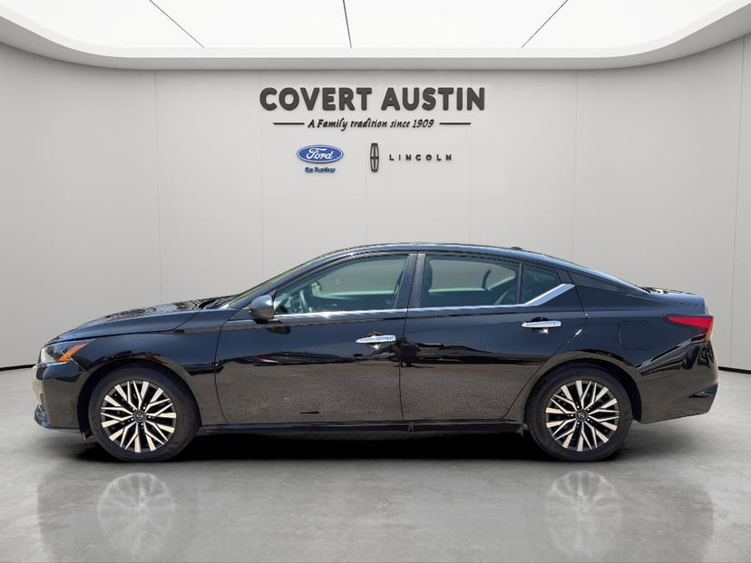2025 Nissan Altima - Image 2