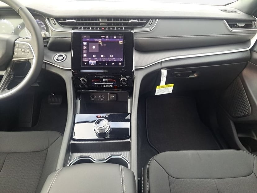 2025 Jeep Grand Cherokee - Image 2