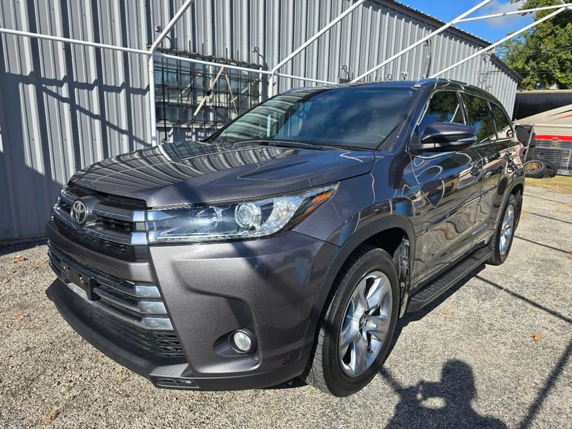 2017 Toyota Highlander - Image 1