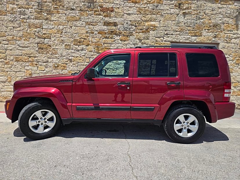 2012 Dodge Liberty - Image 2