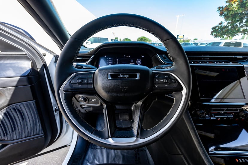 2025 Jeep Grand Cherokee - Image 2