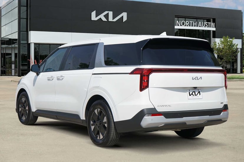 2026 Kia Carnival - Image 2