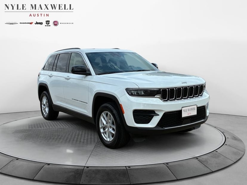 2026 Jeep Grand Cherokee Laredo - Image 2