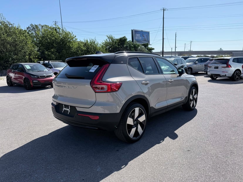 2025 Volvo EX40 - Image 1