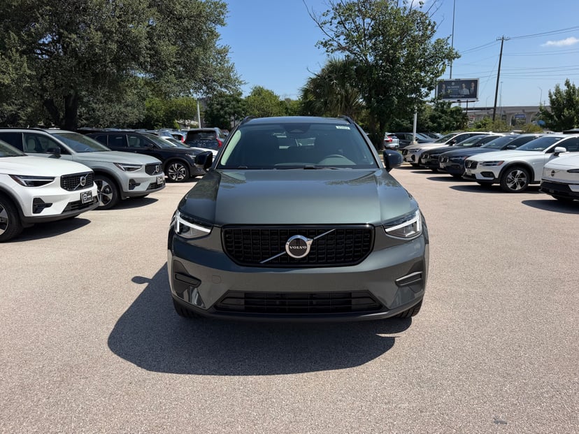2026 Volvo XC40 - Image 3