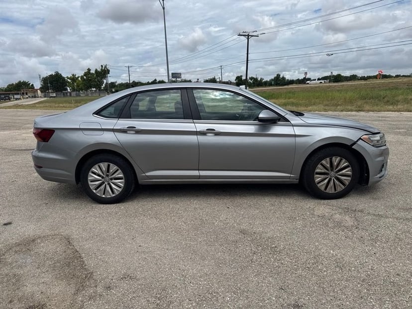 2019 Volkswagen Jetta - Image 2