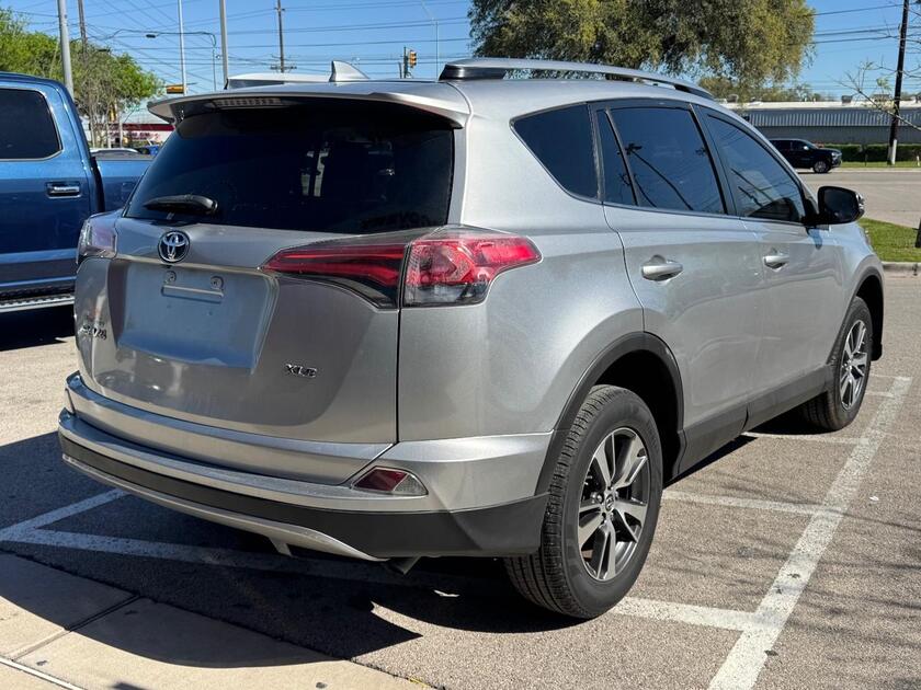 2018 Toyota RAV4 - Image 3