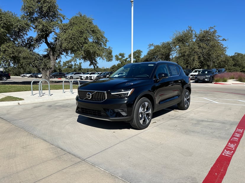 2025 Volvo XC40 - Image 1