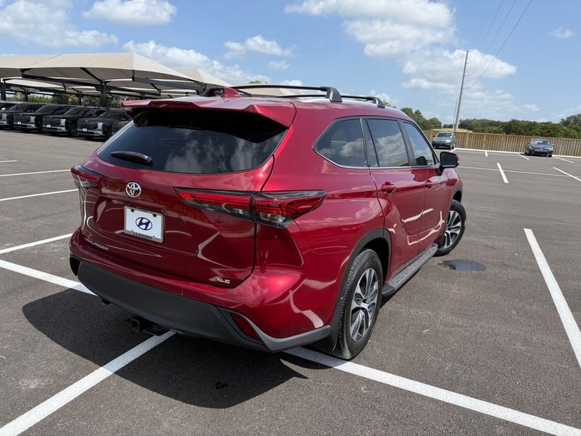 2023 Toyota Highlander - Image 3