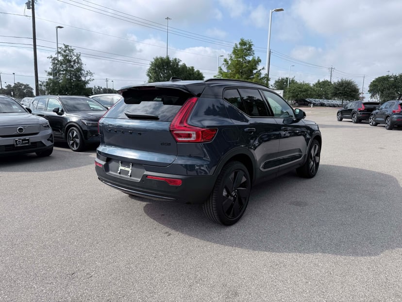 2026 Volvo XC40 - Image 3