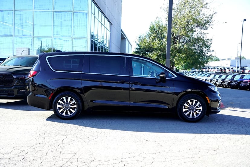 2024 Chrysler Pacifica - Image 1