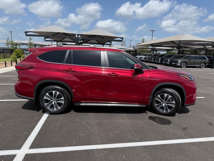 2023 Toyota Highlander - Image 2