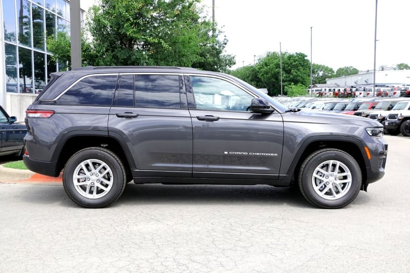 2026 Jeep Grand Cherokee - Image 2