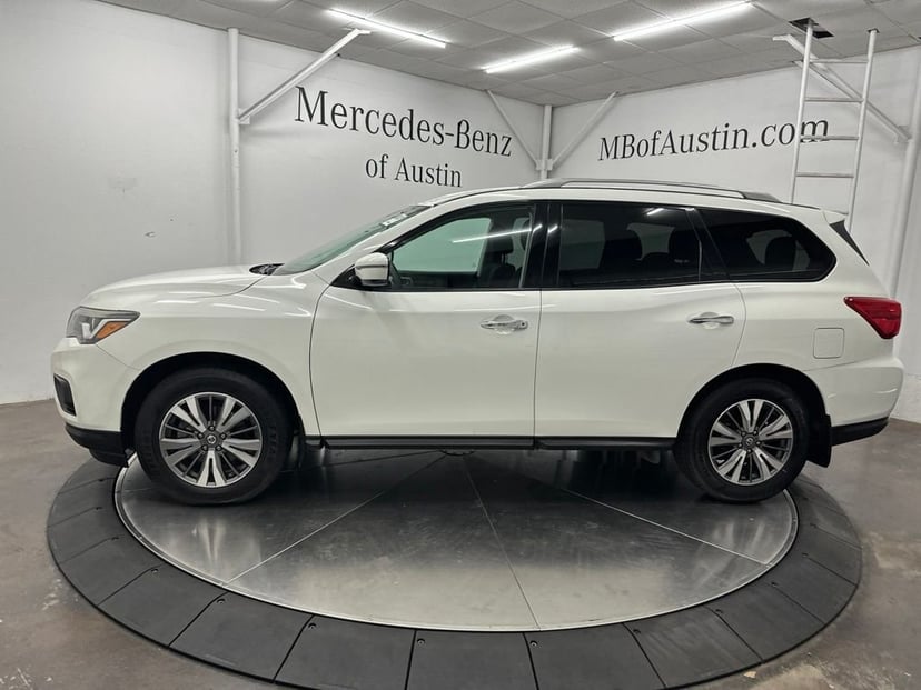 2017 Nissan Pathfinder - Image 2