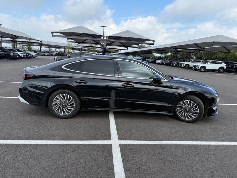 2025 Hyundai Sonata Hybrid - Image 2