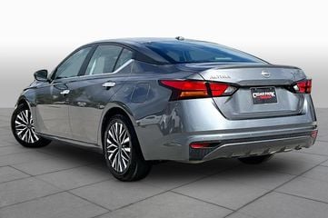 2025 Nissan Altima - Image 2