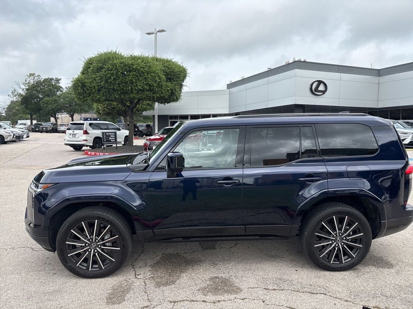 2025 Lexus GX - Image 2