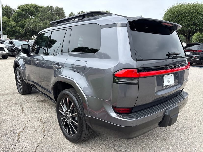 2025 Lexus GX - Image 3
