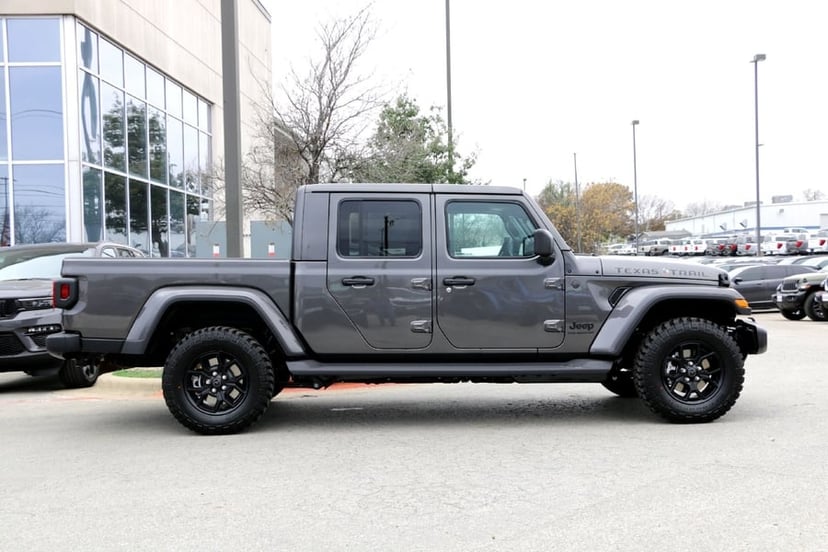 2026 Jeep Gladiator - Image 2