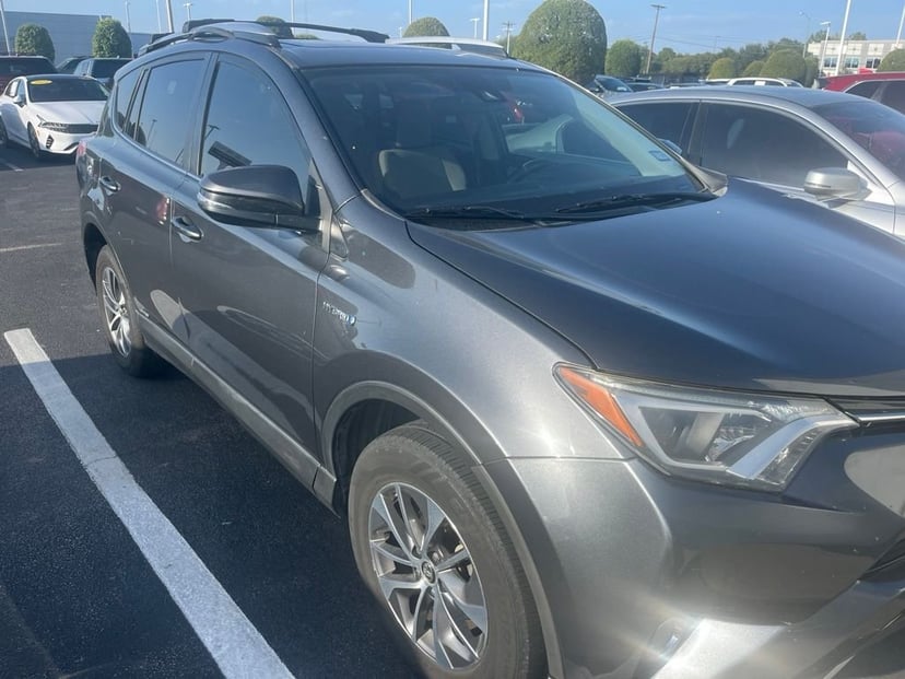 2017 Toyota RAV4 - Image 3