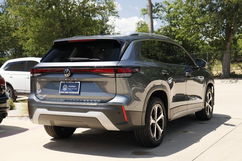 2025 Volkswagen Tiguan - Image 2