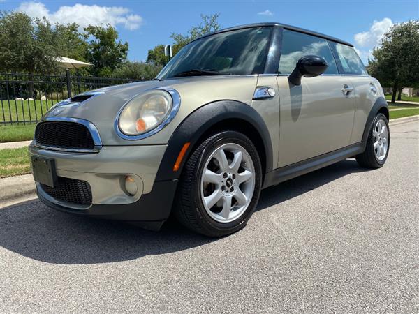 2010 MINI Hardtop - Image 1