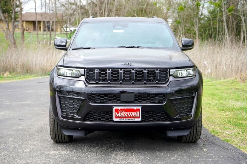 2026 Jeep Grand Cherokee Laredo Altitude - Image 2
