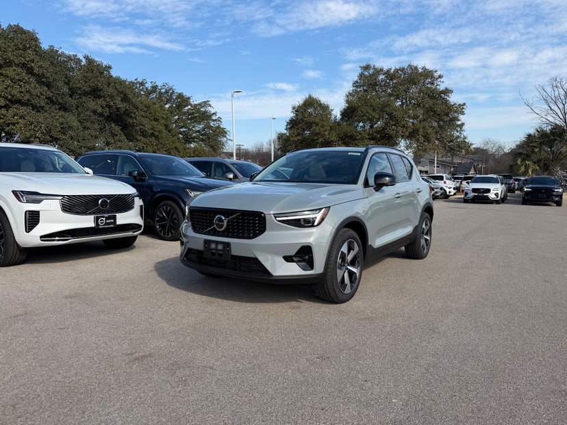 2026 Volvo XC40 - Image 1