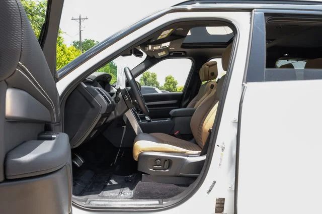 2025 Land Rover Discovery - Image 3