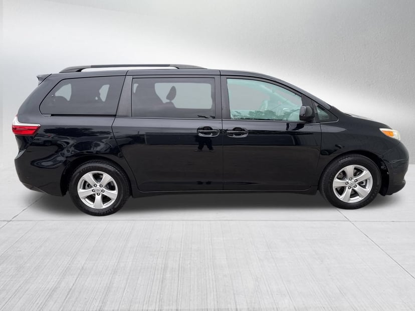 2016 Toyota Sienna - Image 3
