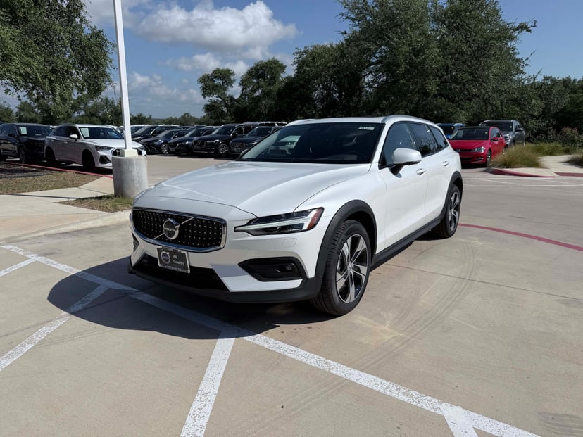 2026 Volvo V60 Cross Country - Image 1