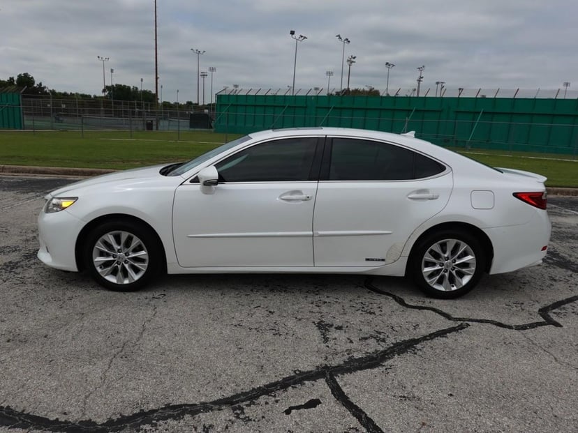 2014 Lexus ES 300h Hybrid - Image 2