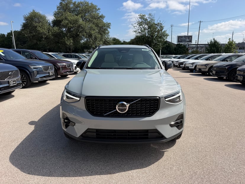 2026 Volvo XC40 - Image 3