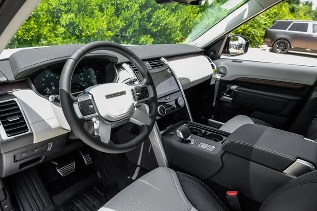 2026 Land Rover Discovery - Image 3