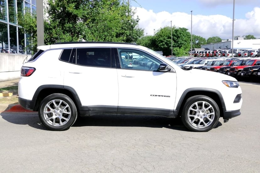 2022 Jeep Compass - Image 3
