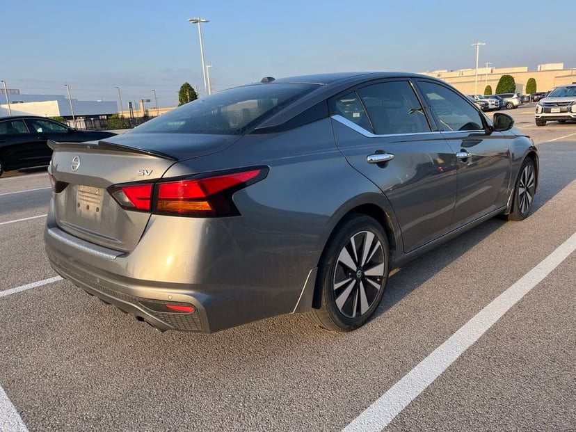 2020 Nissan Altima - Image 2
