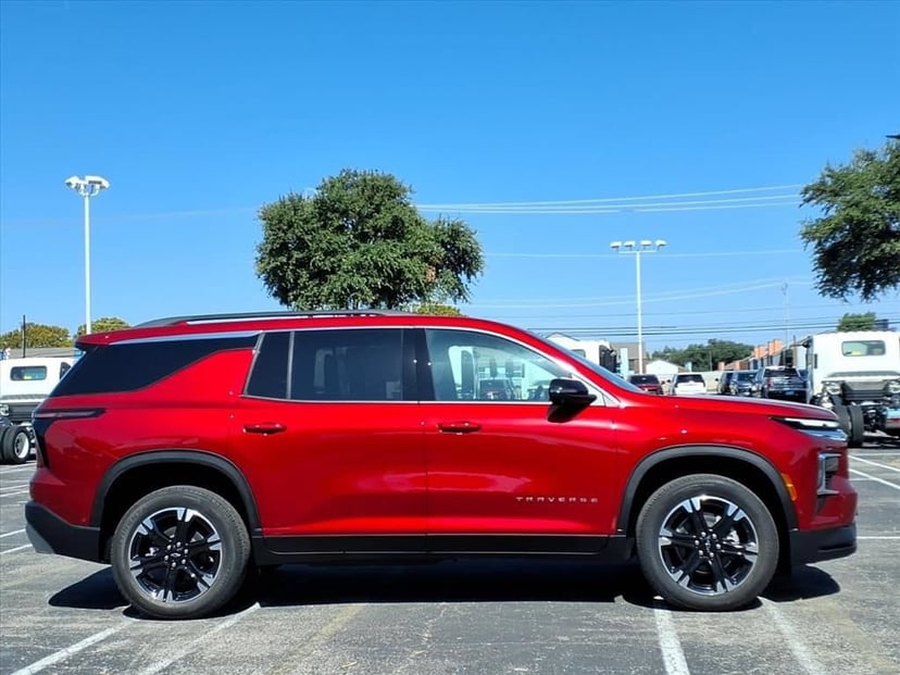 2027 Chevrolet Traverse - Image 2