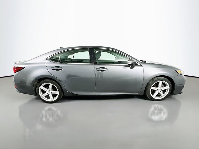 2017 Lexus ES - Image 2