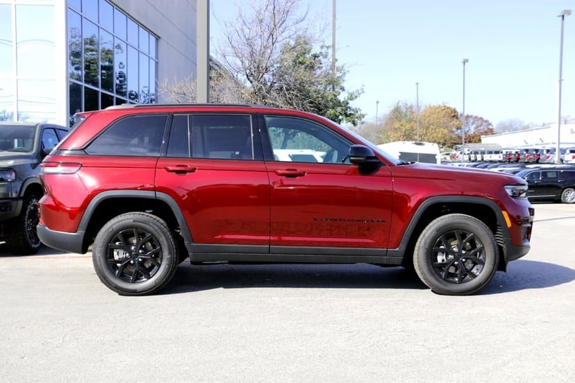 2025 Jeep Grand Cherokee - Image 2