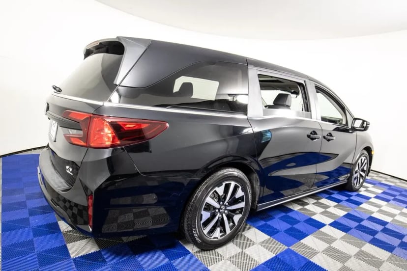 2025 Honda Odyssey - Image 2