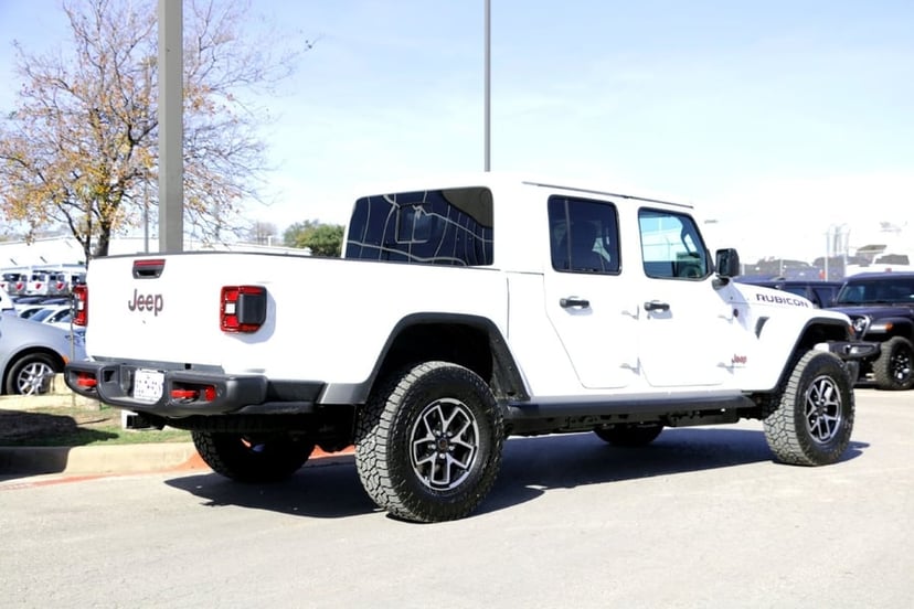 2026 Jeep Gladiator - Image 2