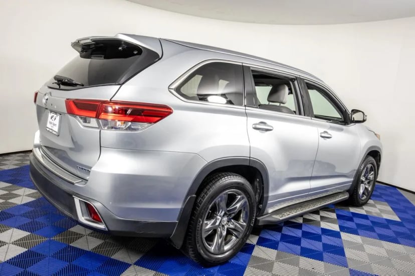2018 Toyota Highlander - Image 2