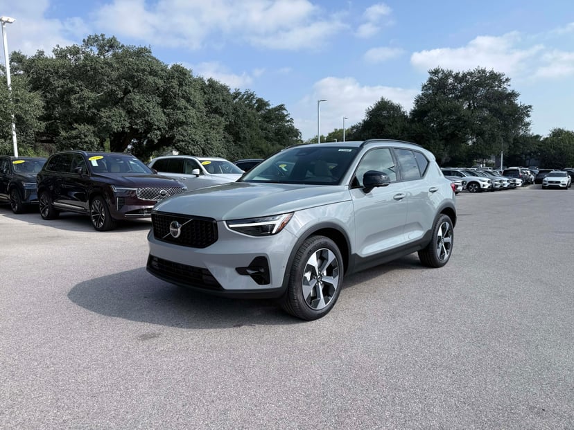 2026 Volvo XC40 - Image 1