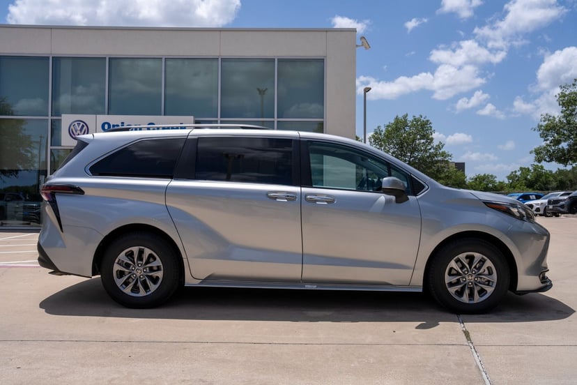 2025 Toyota Sienna - Image 2