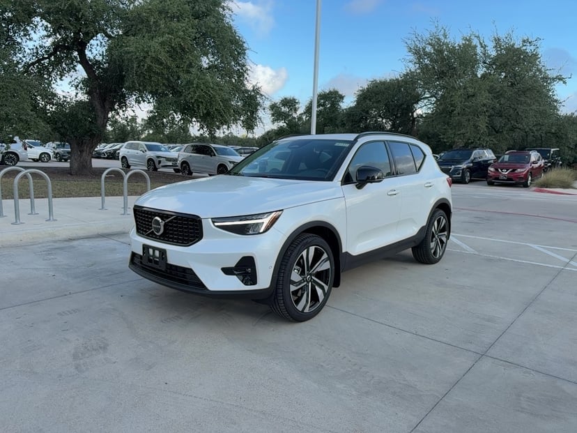 2026 Volvo XC40 - Image 1